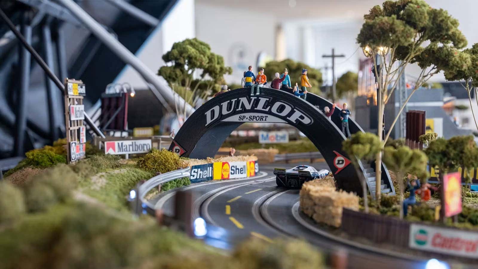 Un gros plan du pont Dunlop sur une piste de slot car du Mans. 